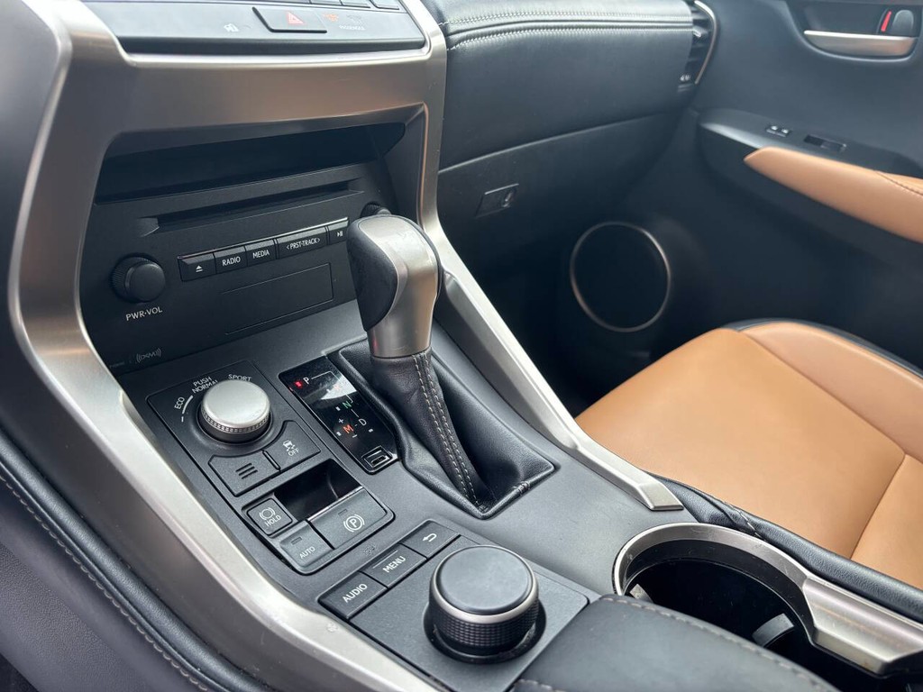 Lexus NX 200t Vehicle Full-screen Gallery Image 22