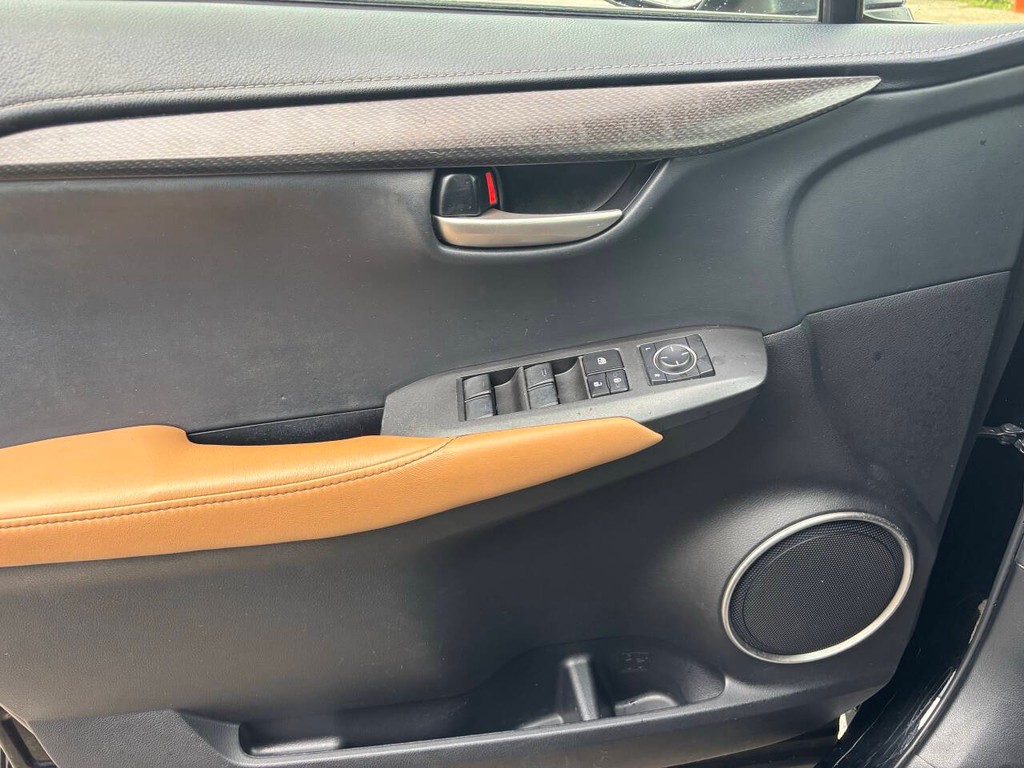Lexus NX 200t Vehicle Full-screen Gallery Image 25