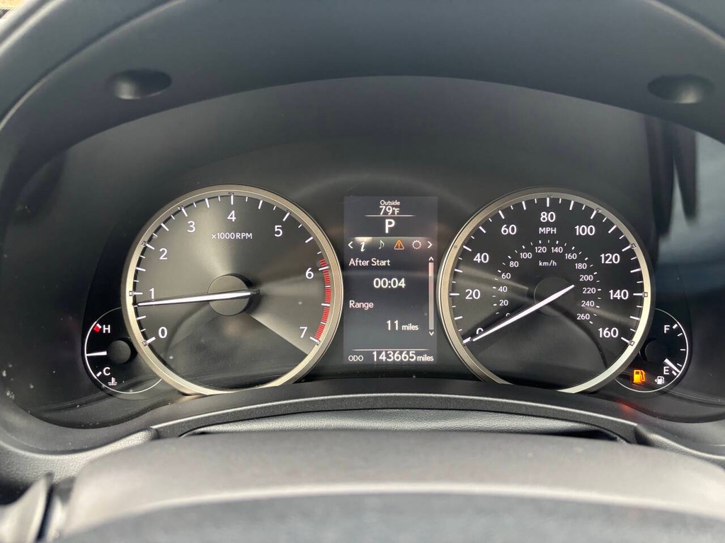 Lexus NX 200t Vehicle Full-screen Gallery Image 26
