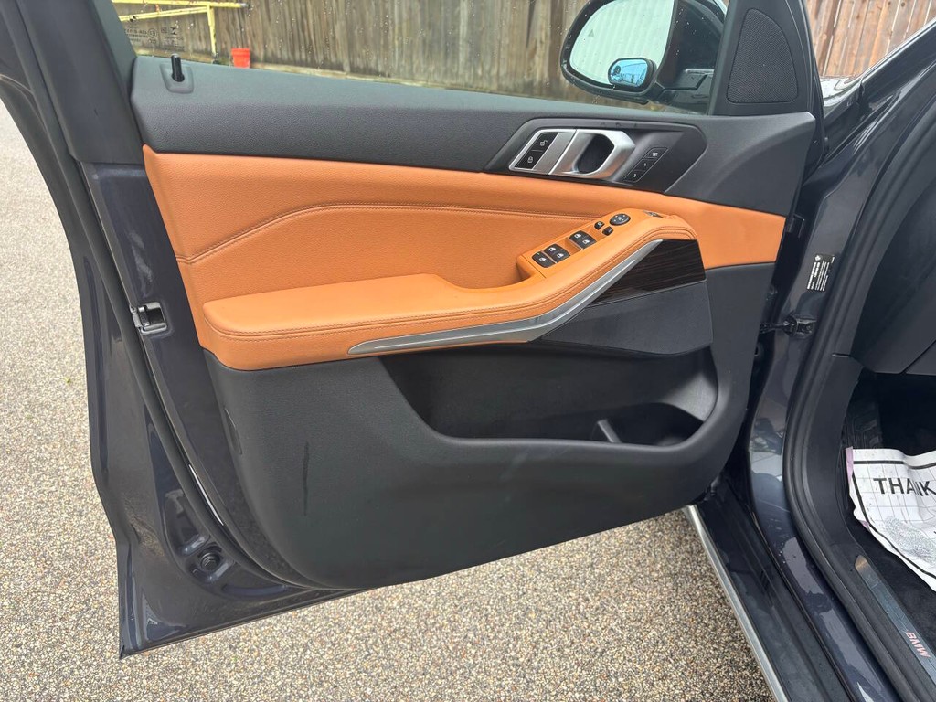 BMW X5 Vehicle Full-screen Gallery Image 10