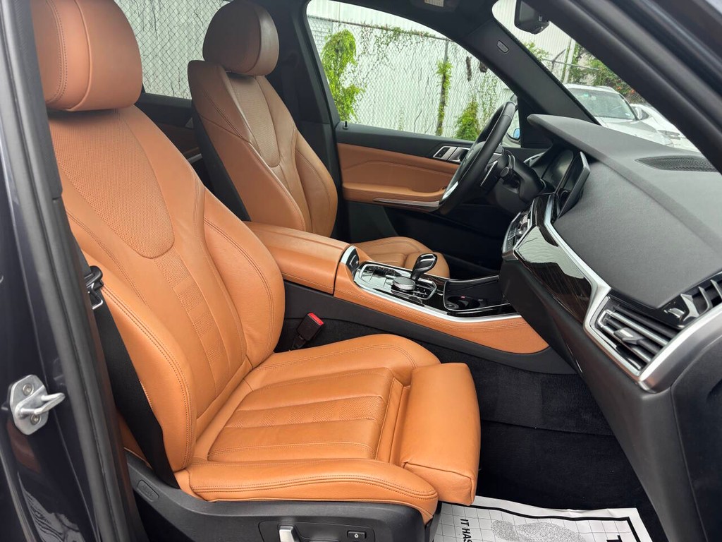 BMW X5 Vehicle Full-screen Gallery Image 12
