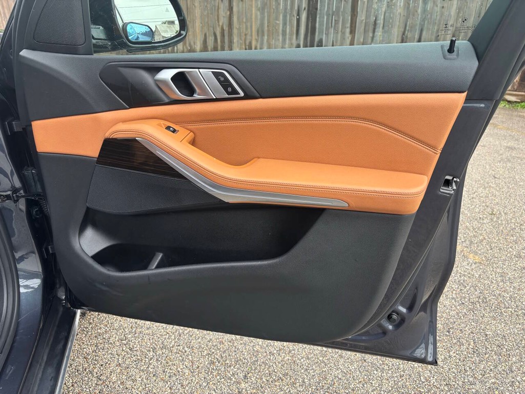BMW X5 Vehicle Full-screen Gallery Image 13