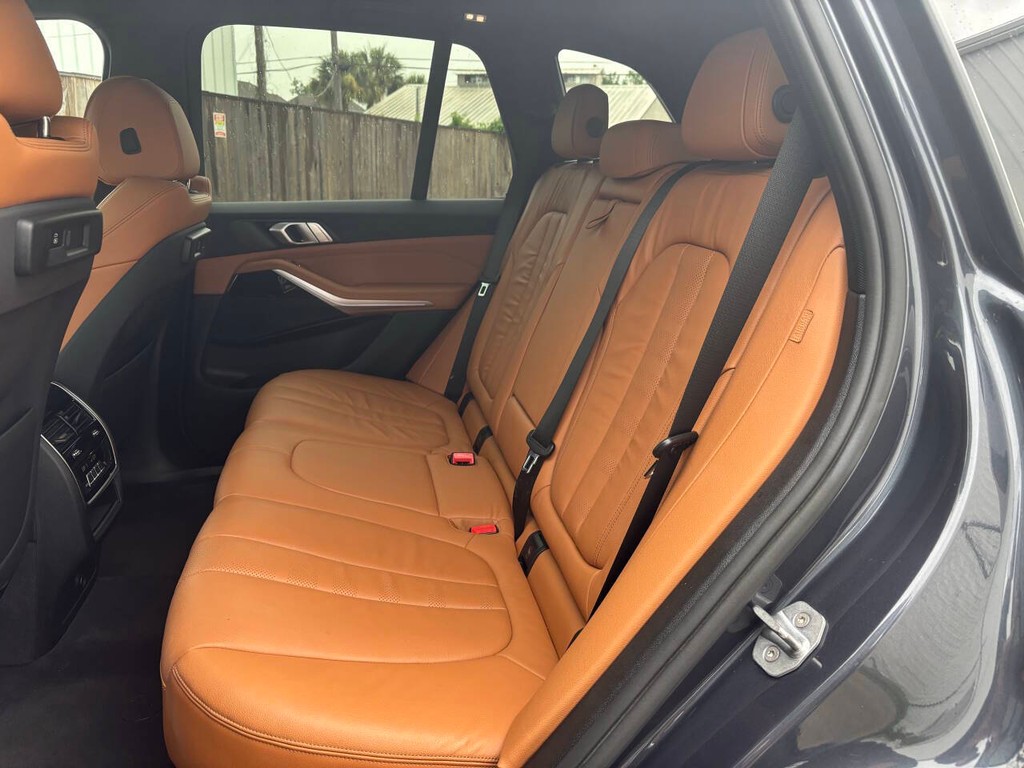 BMW X5 Vehicle Full-screen Gallery Image 14