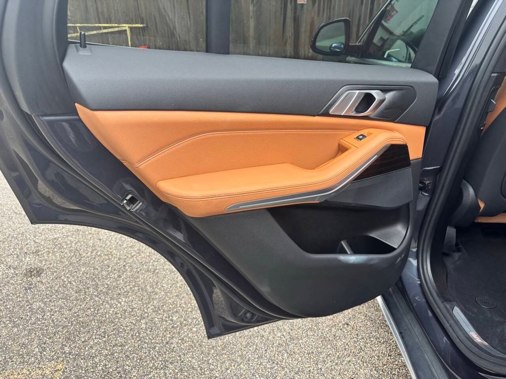 BMW X5 Vehicle Full-screen Gallery Image 15