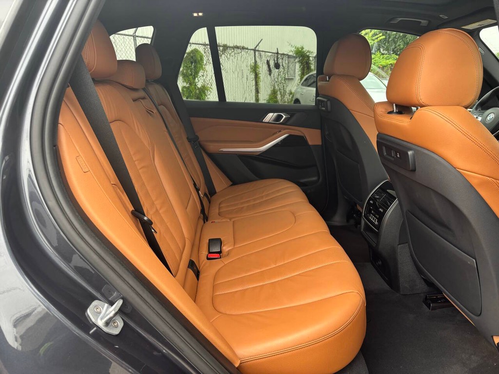 BMW X5 Vehicle Full-screen Gallery Image 16