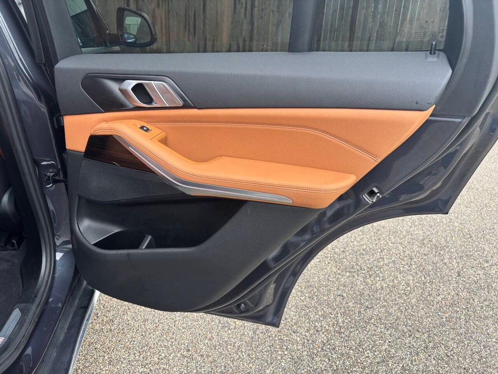 BMW X5 Vehicle Full-screen Gallery Image 17