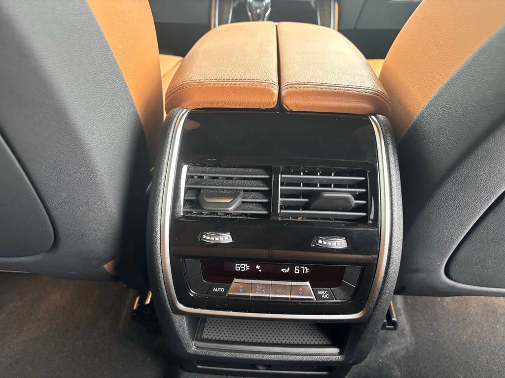 BMW X5 Vehicle Full-screen Gallery Image 18
