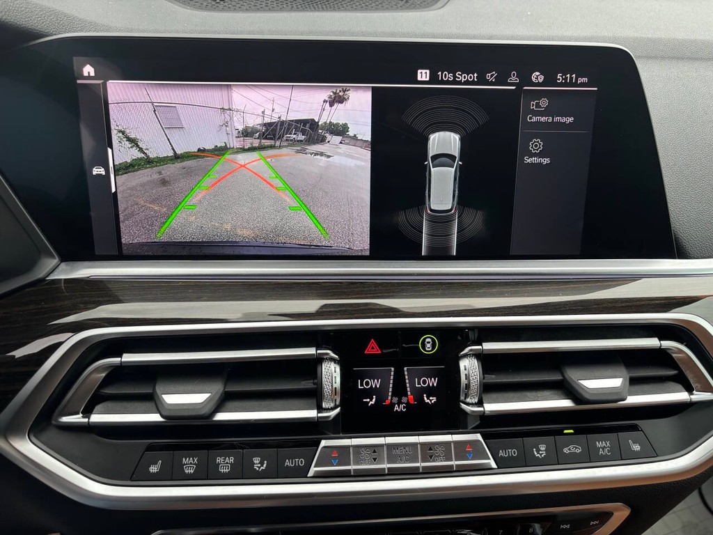 BMW X5 Vehicle Full-screen Gallery Image 22