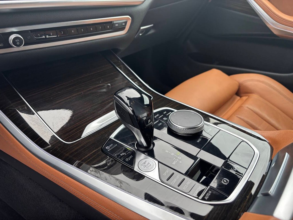 BMW X5 Vehicle Full-screen Gallery Image 23