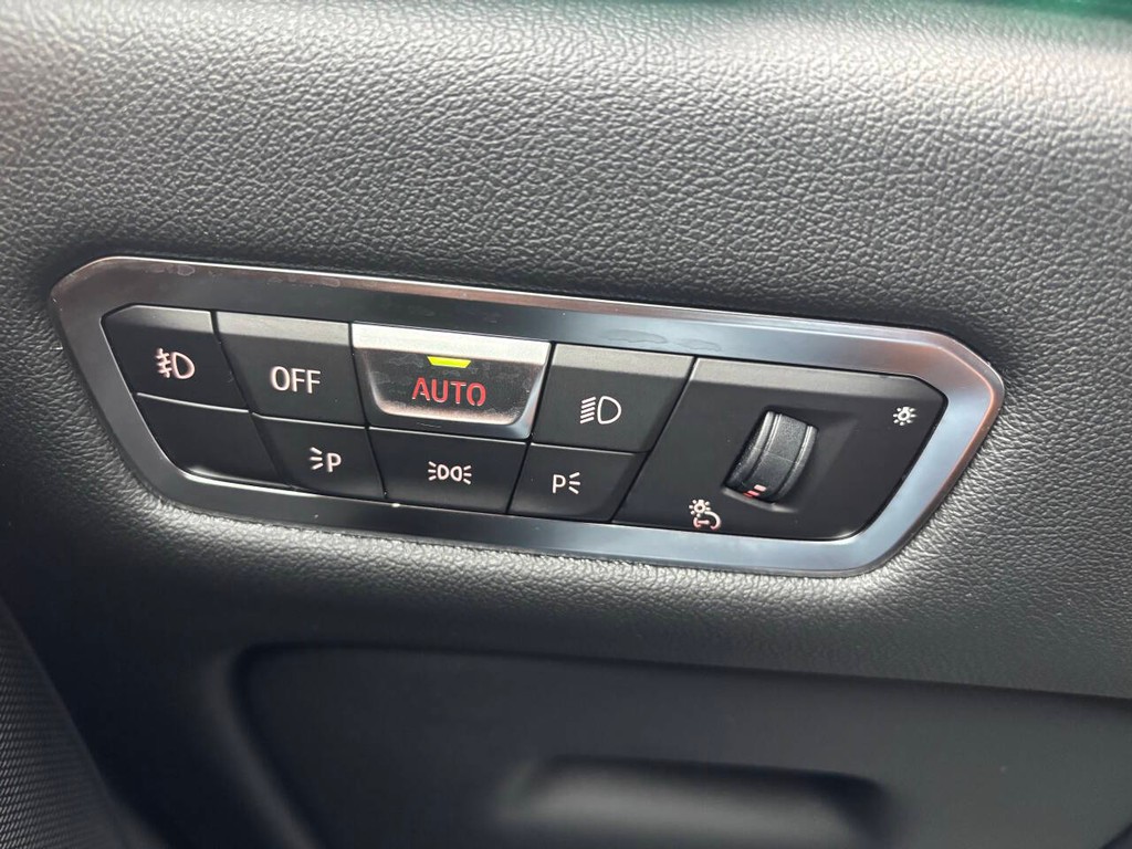 BMW X5 Vehicle Full-screen Gallery Image 26