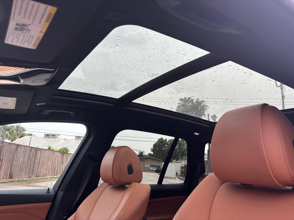 BMW X5 Vehicle Full-screen Gallery Image 30