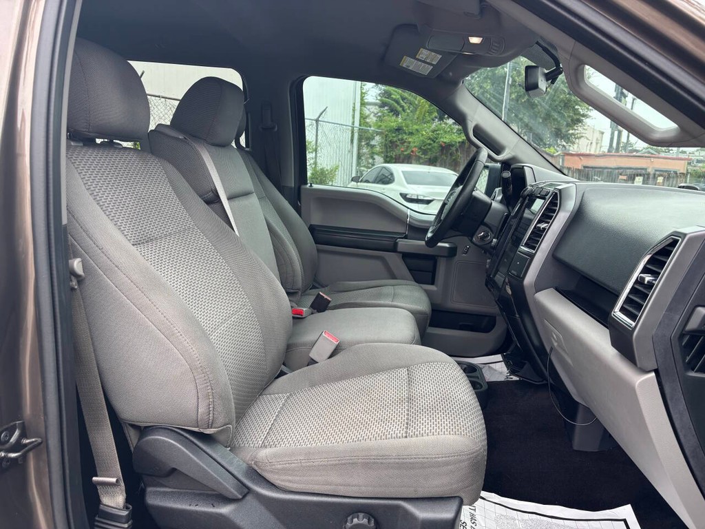 Ford F-150 Vehicle Full-screen Gallery Image 12