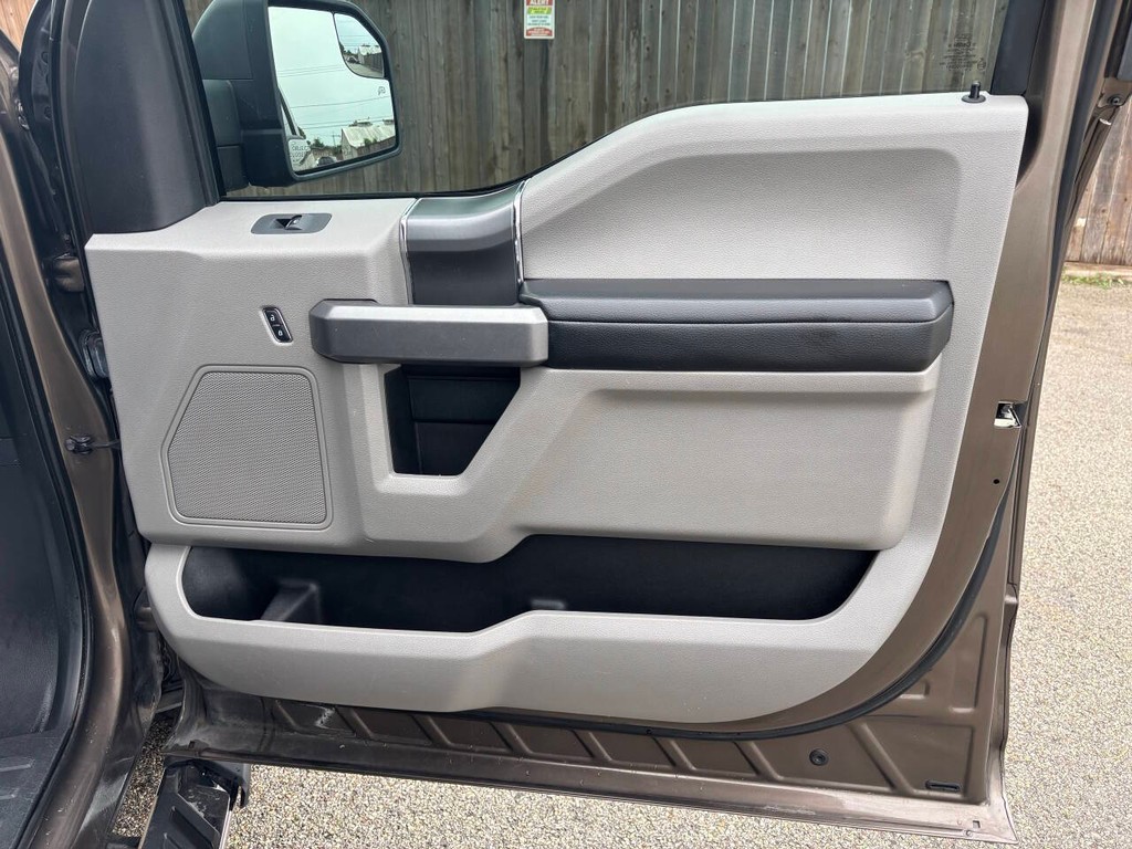Ford F-150 Vehicle Full-screen Gallery Image 13