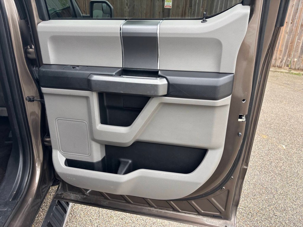 Ford F-150 Vehicle Full-screen Gallery Image 17