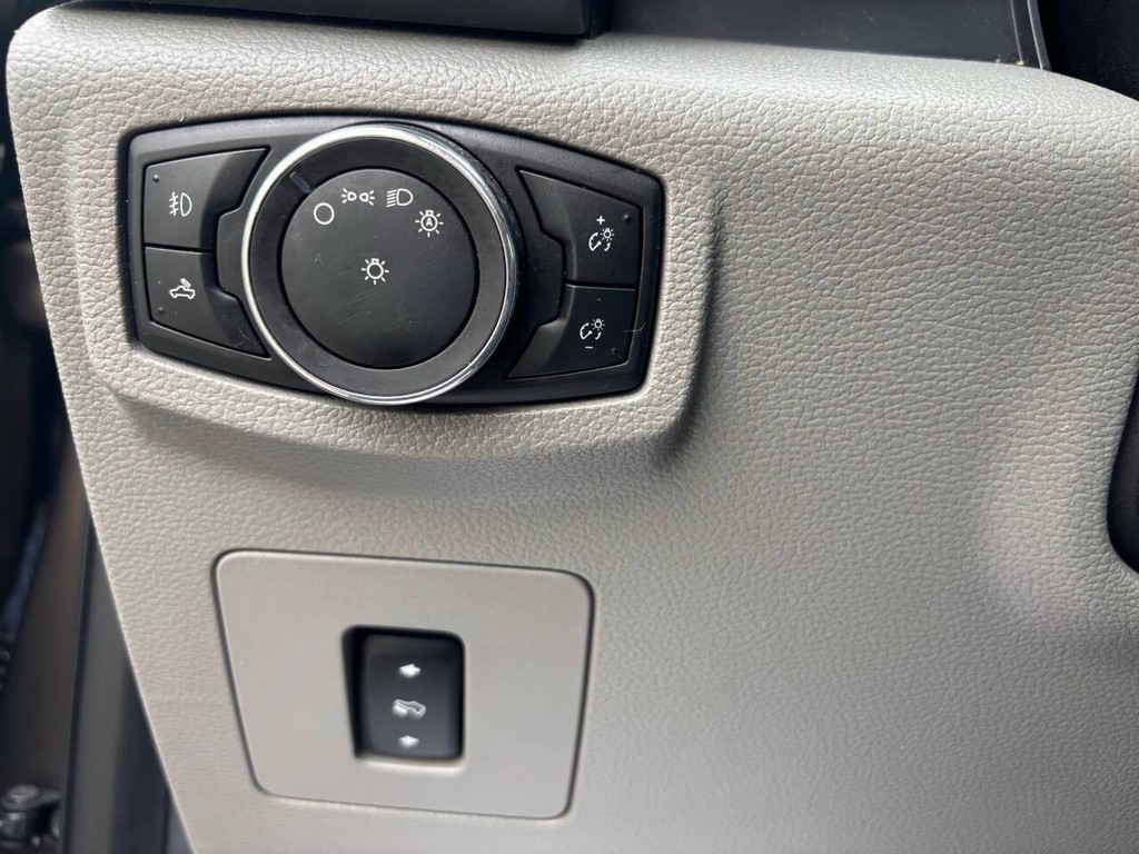 Ford F-150 Vehicle Full-screen Gallery Image 24