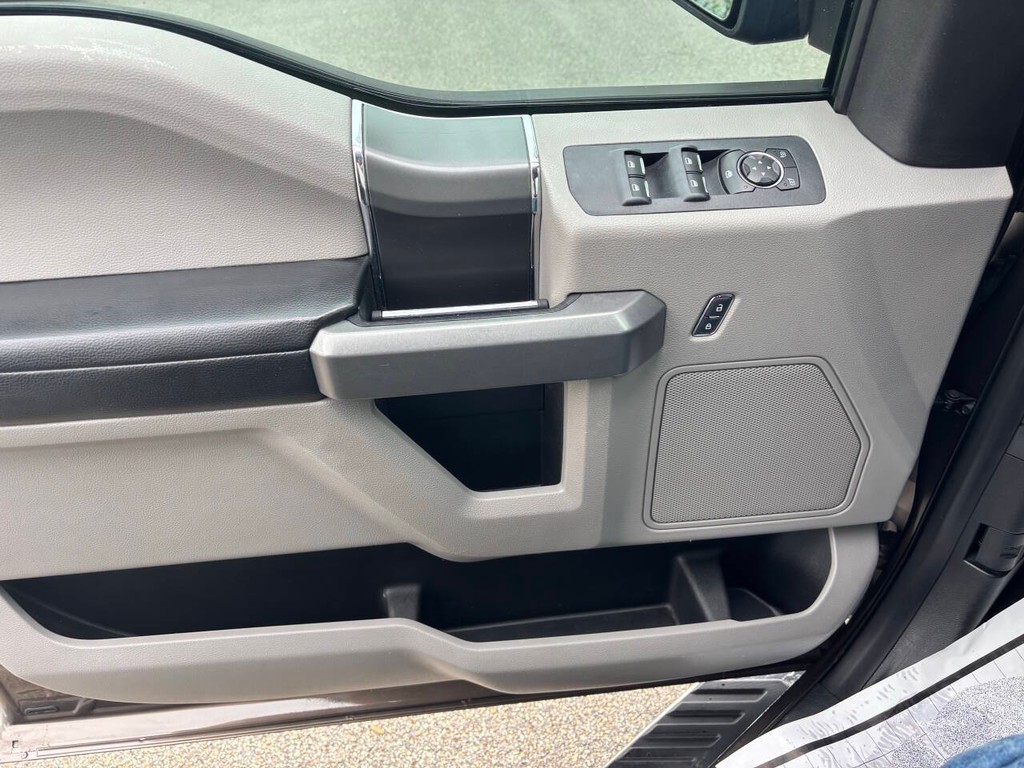 Ford F-150 Vehicle Full-screen Gallery Image 25