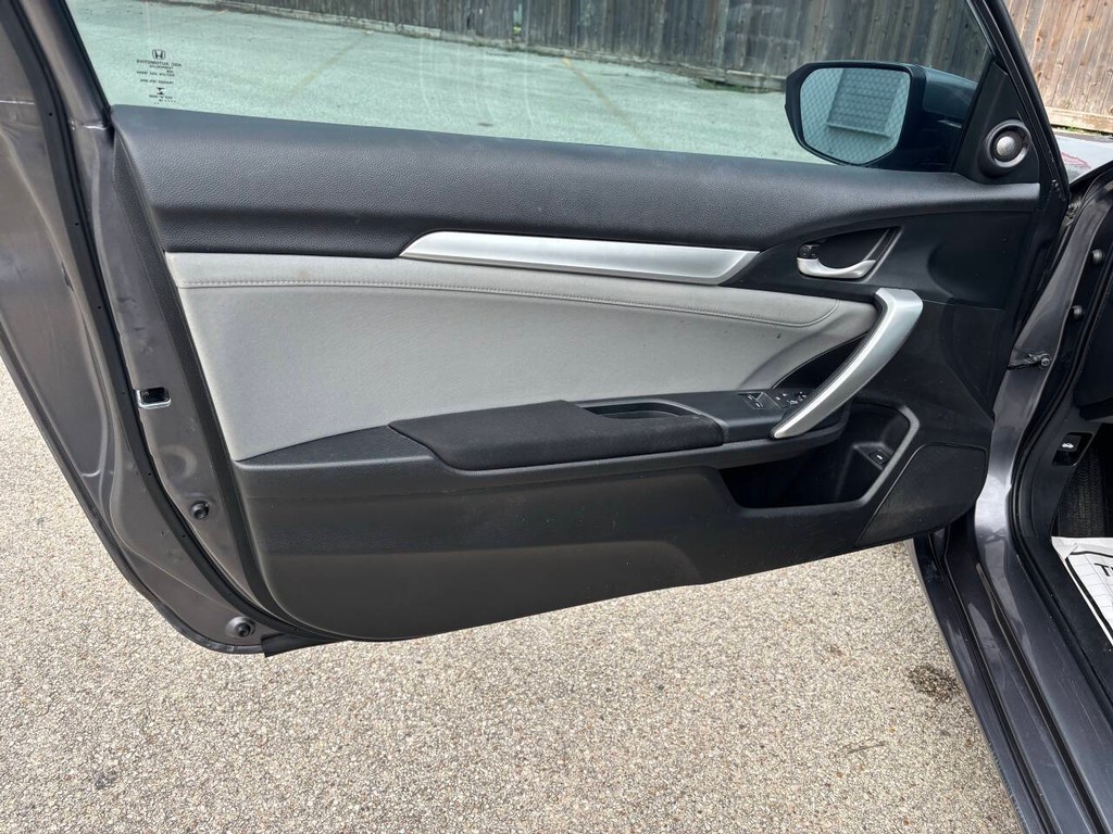 Honda Civic Coupe Vehicle Full-screen Gallery Image 11