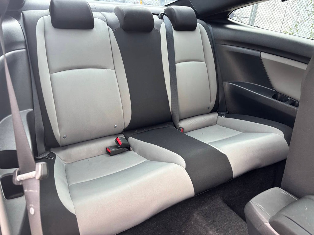 Honda Civic Coupe Vehicle Full-screen Gallery Image 15