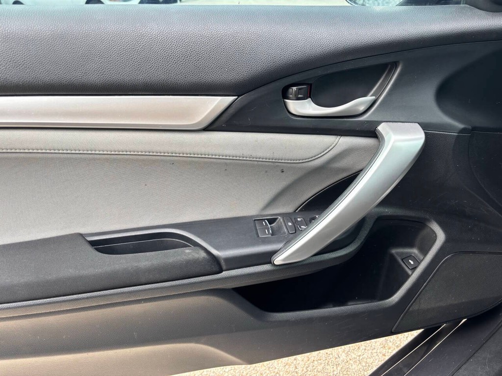 Honda Civic Coupe Vehicle Full-screen Gallery Image 24