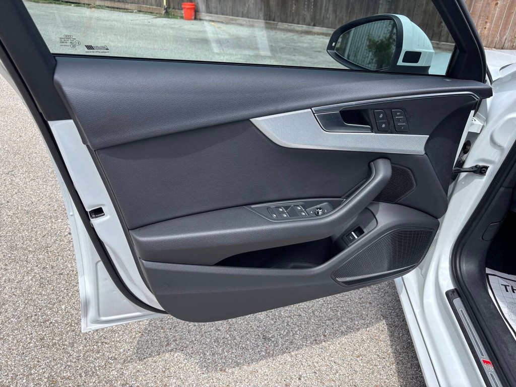 Audi A4 Vehicle Full-screen Gallery Image 10
