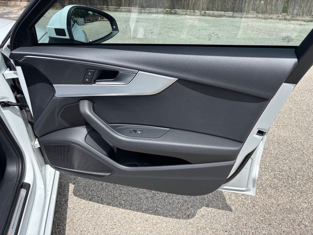 Audi A4 Vehicle Full-screen Gallery Image 13