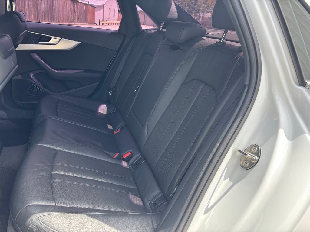 Audi A4 Vehicle Full-screen Gallery Image 14