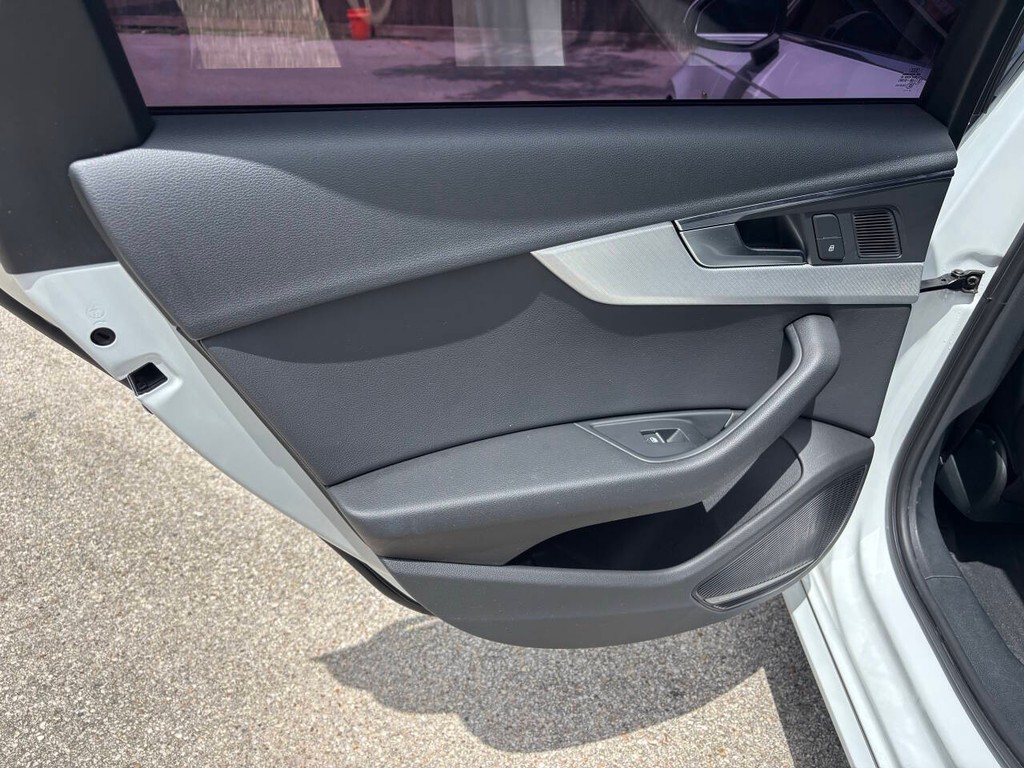 Audi A4 Vehicle Full-screen Gallery Image 15