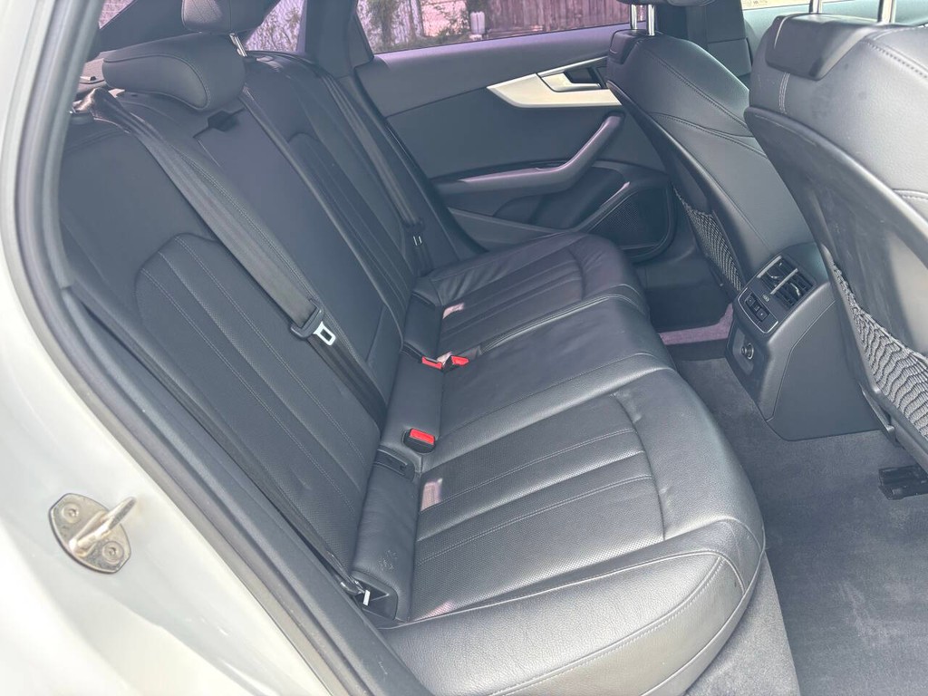 Audi A4 Vehicle Full-screen Gallery Image 16