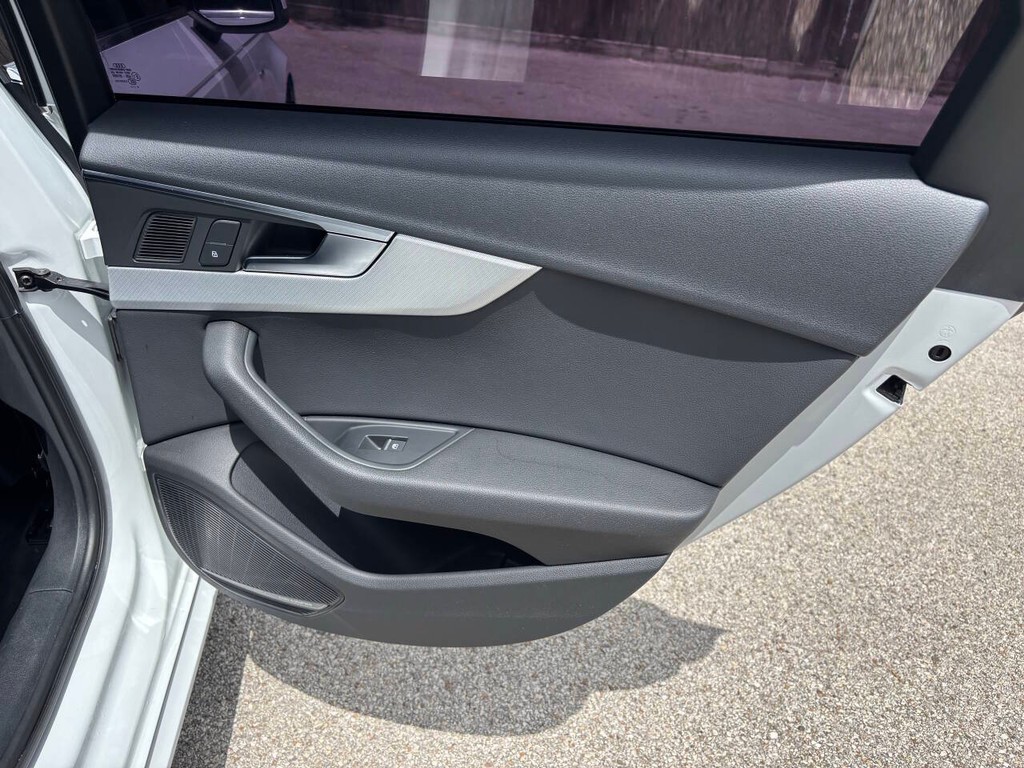 Audi A4 Vehicle Full-screen Gallery Image 17