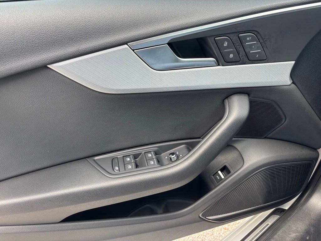 Audi A4 Vehicle Full-screen Gallery Image 26