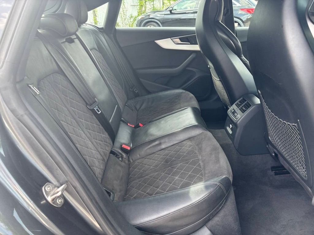 Audi S5 Sportback Vehicle Full-screen Gallery Image 16