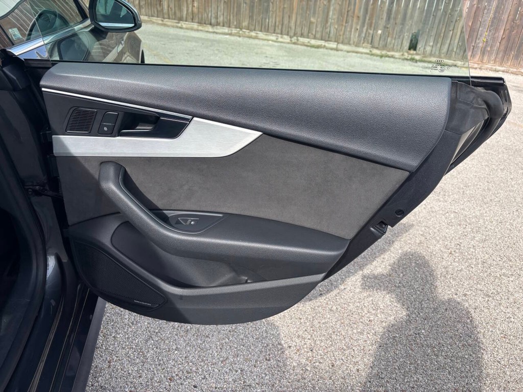 Audi S5 Sportback Vehicle Full-screen Gallery Image 17