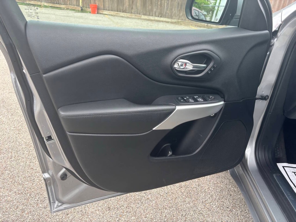 Jeep Cherokee Vehicle Full-screen Gallery Image 10