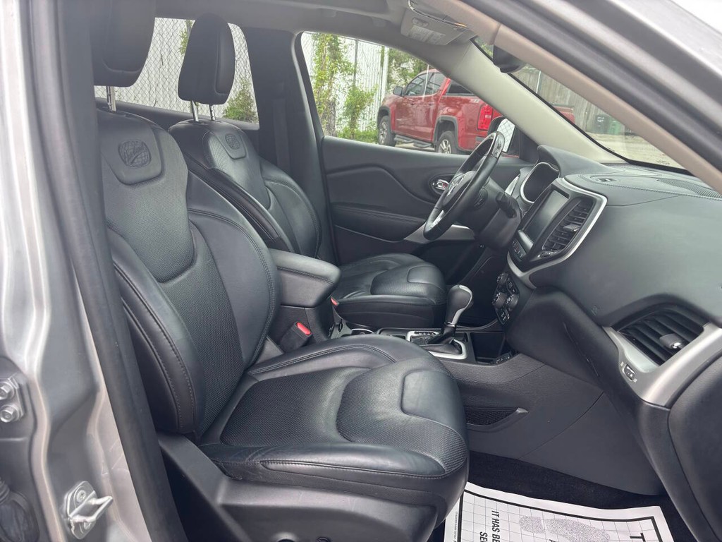 Jeep Cherokee Vehicle Full-screen Gallery Image 12