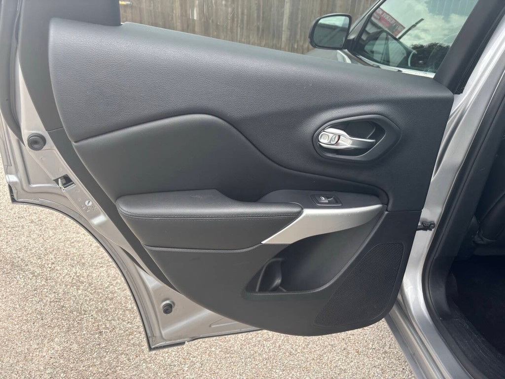 Jeep Cherokee Vehicle Full-screen Gallery Image 15