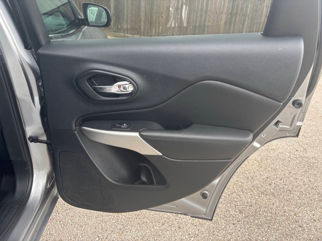 Jeep Cherokee Vehicle Full-screen Gallery Image 17