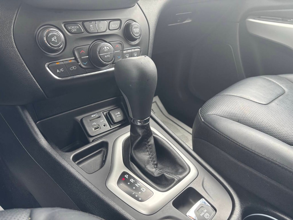 Jeep Cherokee Vehicle Full-screen Gallery Image 22