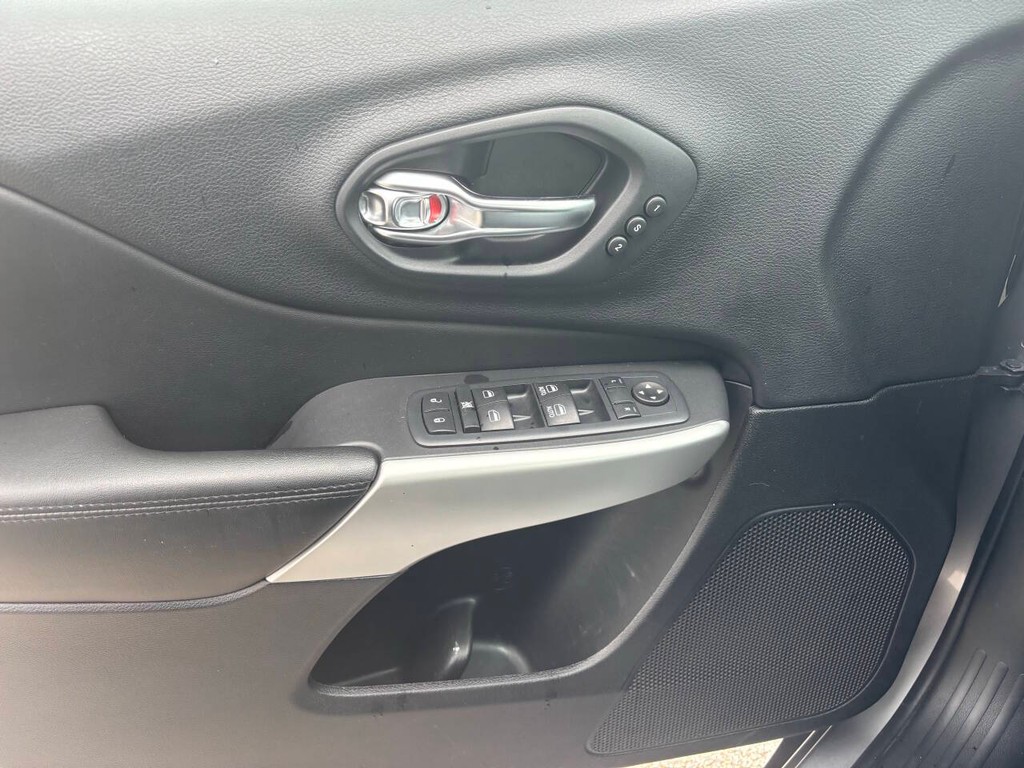 Jeep Cherokee Vehicle Full-screen Gallery Image 26