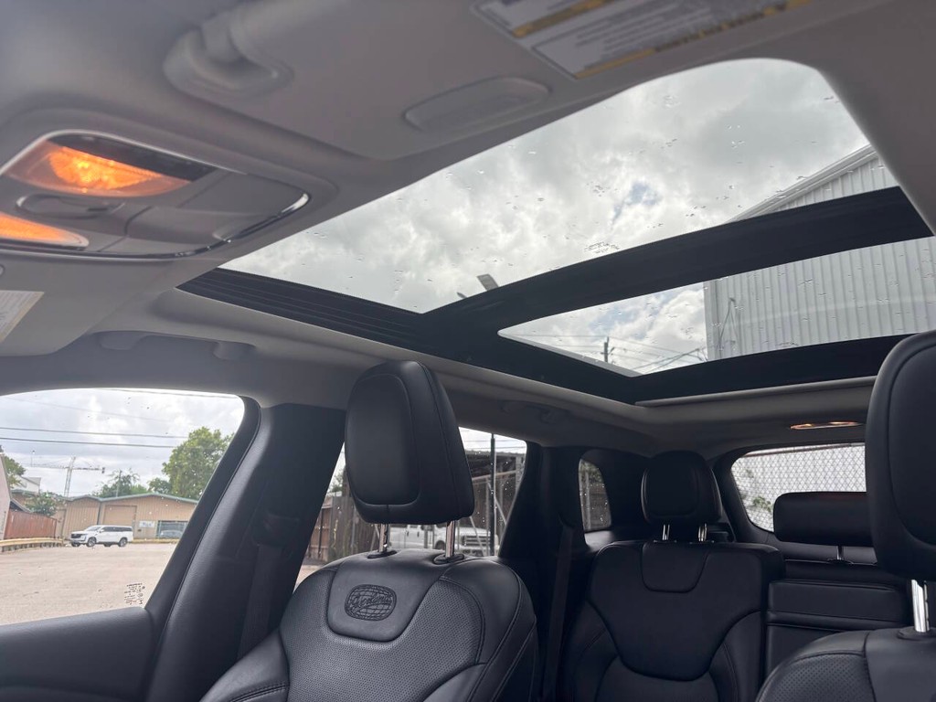 Jeep Cherokee Vehicle Full-screen Gallery Image 27