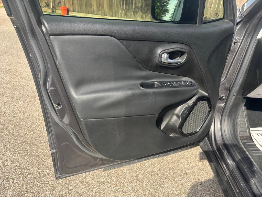 Jeep Renegade Vehicle Full-screen Gallery Image 10