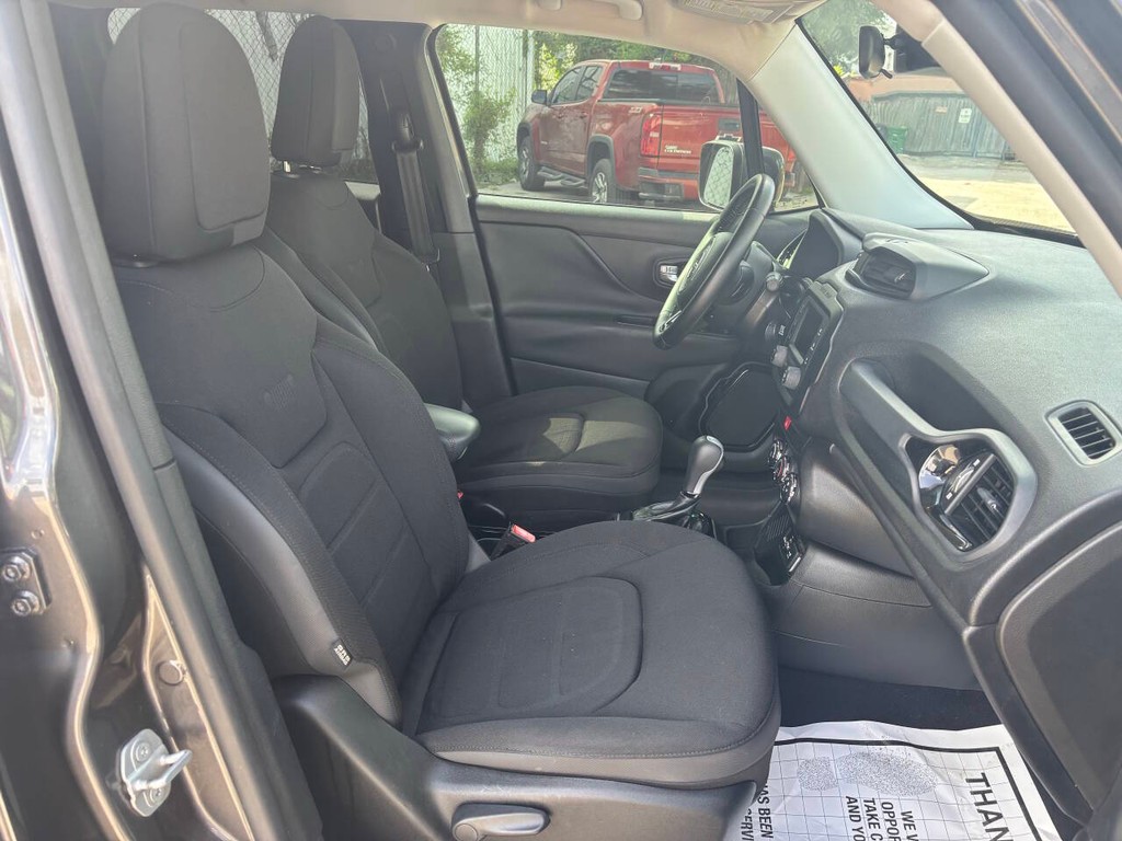 Jeep Renegade Vehicle Full-screen Gallery Image 12