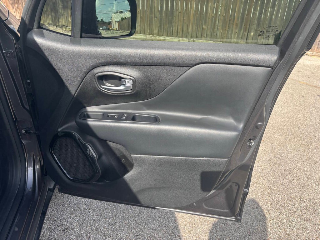 Jeep Renegade Vehicle Full-screen Gallery Image 13