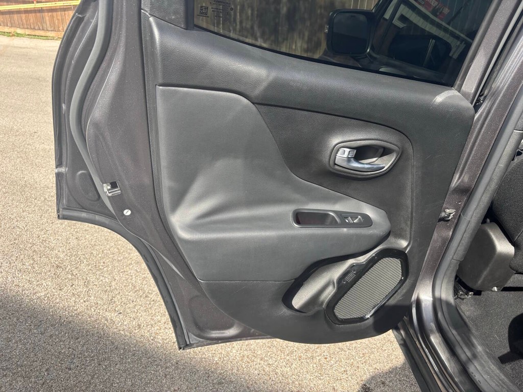 Jeep Renegade Vehicle Full-screen Gallery Image 15