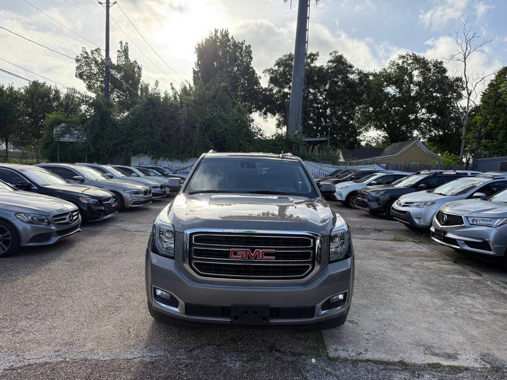 GMC Yukon Vehicle Full-screen Gallery Image 02