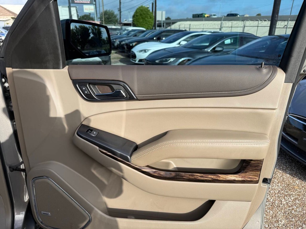GMC Yukon Vehicle Full-screen Gallery Image 13