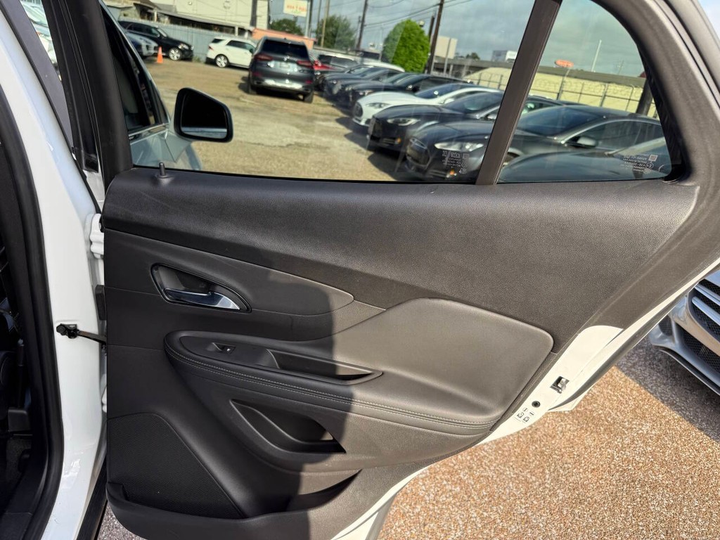 Buick Encore Vehicle Full-screen Gallery Image 17
