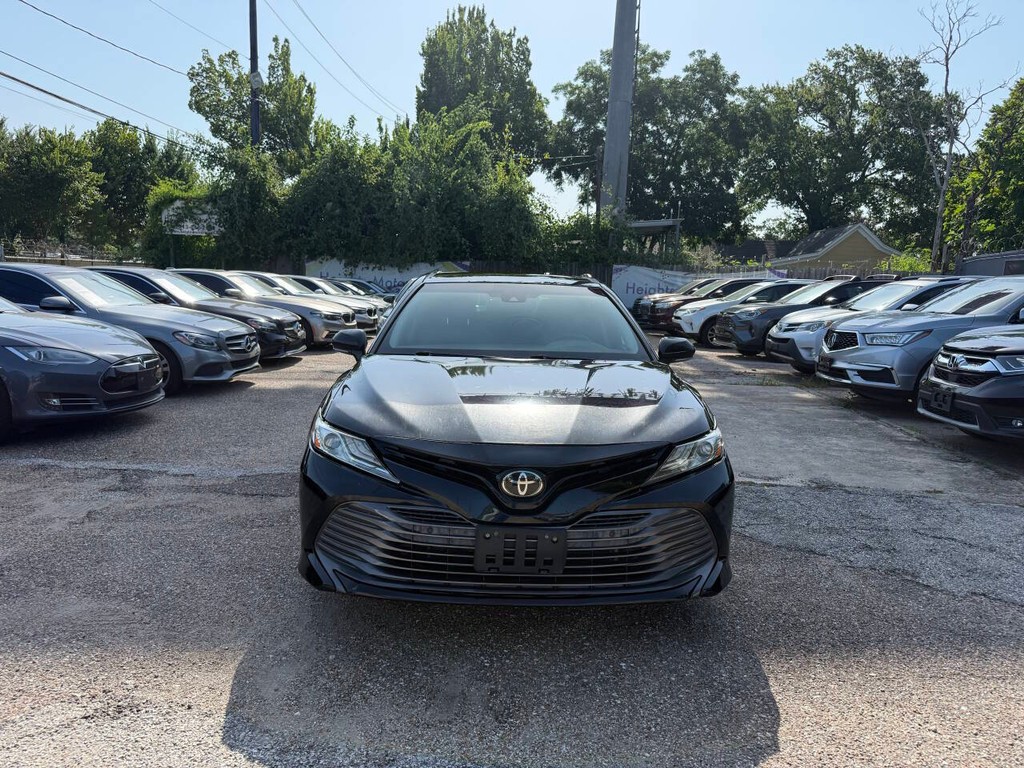 Toyota Camry Vehicle Full-screen Gallery Image 02