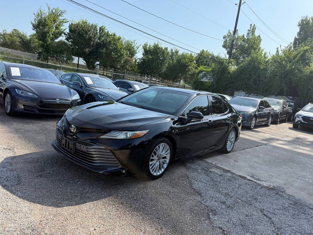 Toyota Camry Vehicle Full-screen Gallery Image 04