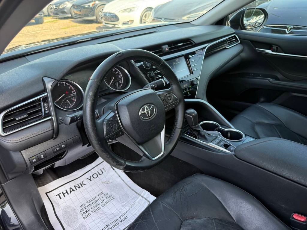 Toyota Camry Vehicle Full-screen Gallery Image 09