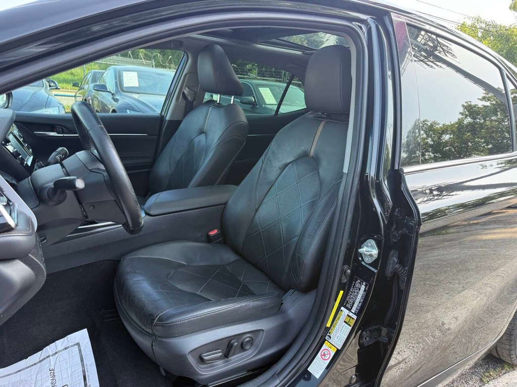 Toyota Camry Vehicle Full-screen Gallery Image 10